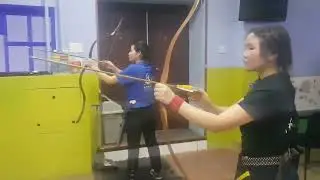Девчачься скоростная стрельба из лука