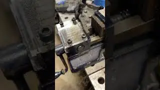 This adaptive jaw vise is amazing! Such a simple yet effective design! 