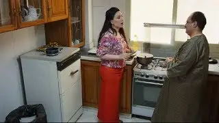 الراجل ما صدق يبقي مع الشغاله لوحده ودخل يستفرد بيها
