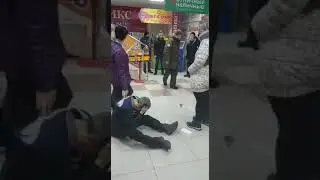 В Якутске покупатель избил охранника ТЦ
