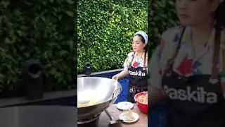 Mama gigi dan mbak lala masak masak !! 