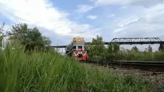 СВЕЖЕПОКРАШЕННЫЙ ТЕПЛОВОЗ ТЭМ2У-9199 СЛЕДУЕТ РЕЗЕРВОМ ПО ПОДЪЕЗДНОМУ ПУТИ 