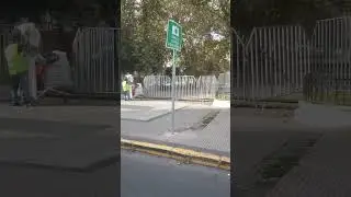 Каменный истукан с острова Пасхи в центре Сантьяго. Короткие зарисовки жизни города. Чили.