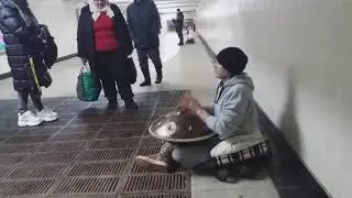 Экзотический музыкант в переходе харьковского метро. Ханг