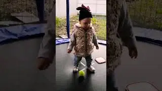 КараМелька покоряет батут, милашка кудряшка 