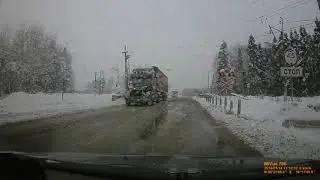 В Подмосковье поезд снес фуру на переезде