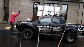 Подъём элементов мебели и каменных панелей на 16 этаж промышленными альпинистами.
