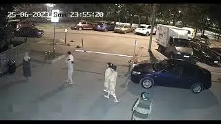 А ну-ка, убери свой чемоданчик...