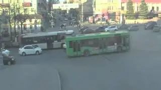 Пермский край. Пермь. Водитель зацепил такси и сбил двух девушек