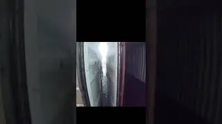 Работа в Китае. Не закрыть дверь. Кондейровозы припарковались близко.