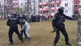 Жорсткае відэа, як жанчыны сёння адбівалі ў сілавікоў затрыманую дзяўчыну са сцягам.