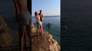 Сосновка дикий пляж, скала открытое море