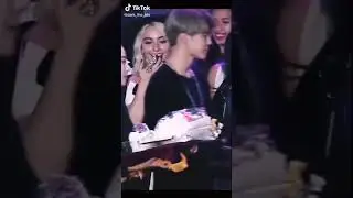 Kız jiminin elini tutuyor
