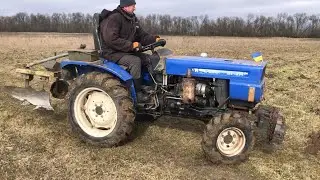 Весняна Оранка по гною на повному приводі. Донгфенг -254 з плугом в роботі