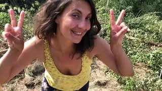 Tsetsi & Jelio Find a Snake in their Yard! ЖельоМир и Цеци намират Змия при Правене на Био Фермата