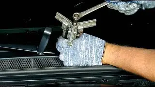 Volvo S80. Controllo di drenaggio dighe nel vano motore.