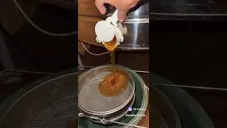 КАЧАЕМ  МЁД 🍯 #пасека #пчелы #мед #рамки #соты #медогонка #экопродукт #деревня#фермер #пчеловодство