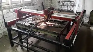 Самодельный станок плазменной резки на ремнях и круглых направляющих.