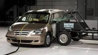 2005 Honda Odyssey side IIHS crash test