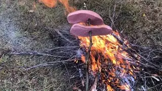 Пасемо корів в селі з татом в дощ. Смажимо сердельки на вогні