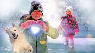 Настя с друзьями играют со снегом, а верный питомец им мешает