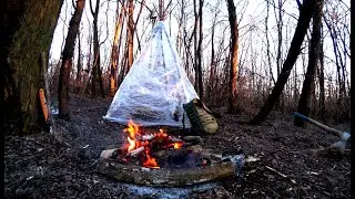 Одиночная Ночёвка В Лесу. Укрытие из Плёнки! Готовлю куриные бёдрышки на костре. Обогреваюсь свечкой