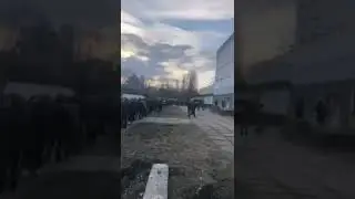 Украина. Очередь добровольцев в военкомат.