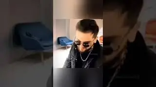 JONY играет на пианино