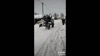 Тесла на уборке снега Даже не думал что этот двигатель потянет такую махину Трактор на электротяге