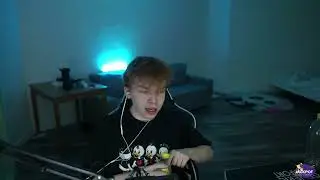 юичка клеит строго....♡