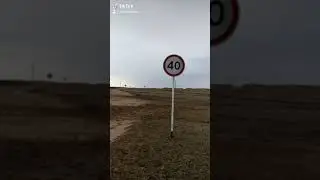 Как такое возможно??? Дорожные знаки в степи 