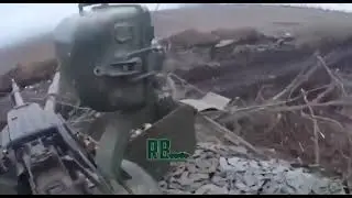 ☄️Уникальные кадры. Танк штурманул укреп противника и взял в плен не менее трех солдат ВСУ.