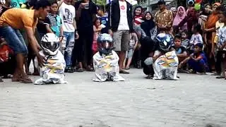 Lucu poll. Balap karung pakai helm.