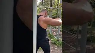 Проработка задней дельты в уличных условиях #качалка #sports #бодибилдинг #sportsmotivation