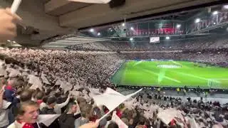 Vlaggetjes moment voor Ajax - Liverpool (26.10.2022)