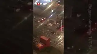 Минск. У ТЦ «Скала» легковые автомобили замедляли движение, чтобы заблокировать автозак.