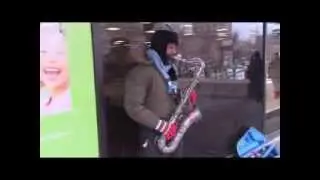 Уличный саксофонист.