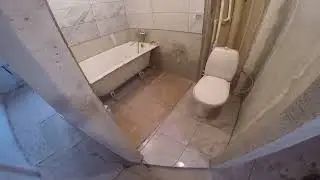 Начал  клеить  плитку на стены