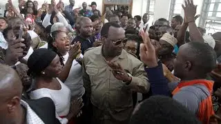 KISHINDO CHA MBOWE  MSIBANI KWA LOWASSA.AMEANZA KWA KUSAINI KITABU CHA MAOMBOLEZO.