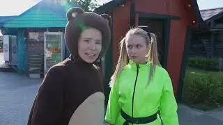 Маленькая Вера - Медведь и Алиса Кукутик играют в Доме страха и ужасов в парке Сказка