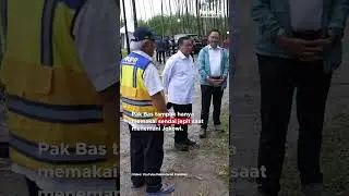 Gaya Pak Bas Pakai Sendal Jepit saat Dampingi Jokowi 