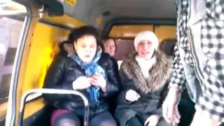 Две бухие быдло-телки кипишуют в маршрутке.