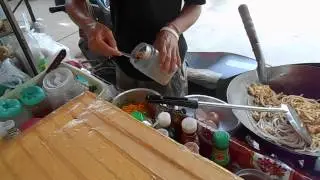 Таец готовит еду на макашнице. Пхукет. Таиланд.