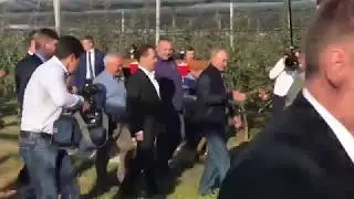 Охранник оттащил мужика от Путина и Медведева в Ставропольском крае их накормили борщом и котлетами
