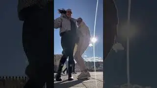 Украинские женщины танцуют с маэстро. Des femmes ukrainiennes qui dance avec le maestro .