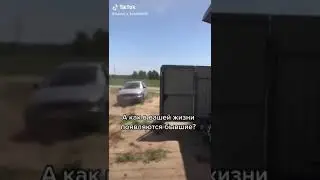 Ненормальный бывший врывается на машине во двор! Жесть!