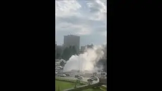 Фонтан кипятка с дом ударил в людей и залил площадь Победы