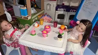 HACEMOS UNA FIESTA DEL TÉ CON DOS  REBORN TODDLERS NASHLY Y JOBRAYSA+HAY GALLETITAS Y JUGAMOS CARTAS