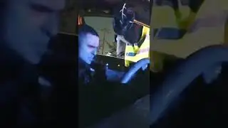 Сотрудник полиции не способен проверить документы! #shorts
