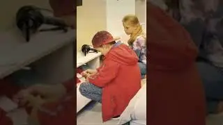 Школьник украл обручальные кольца 💍 вор маленький. Пацан псих напал на девочку 